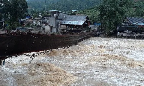 Lũ ầm ầm kéo về Sa Pa, cuốn trôi ô tô, làm sập cầu treo