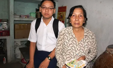 Người mẹ nghèo bán vé số quyết nuôi con vào đại học