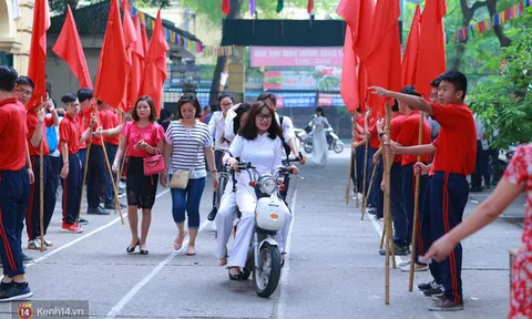 Học sinh Hà Nội và Sài Gòn cực hào hứng trong ngày khai giảng