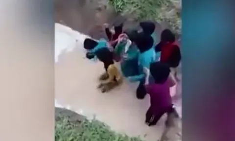 Học sinh lội qua vũng nước đầy rắn để rèn luyện dũng cảm