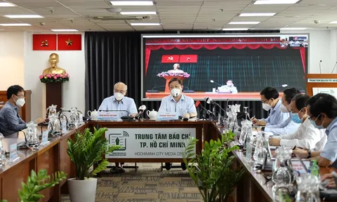 TPHCM: Bắt đầu đợt tiêm chủng thứ 6; cam kết không để người dân thiếu đói