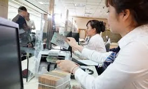 Lãi suất tiết kiệm giảm mạnh, người dân vẫn ồ ạt gửi tiền vào ngân hàng