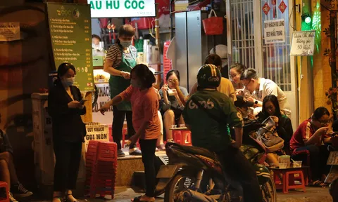TP.HCM cấm quán ăn nhỏ bán tại chỗ, chỉ bán mang về