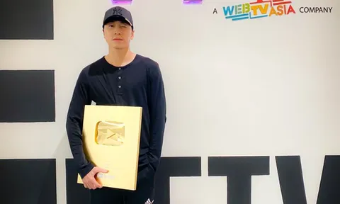 Karik nhận nút vàng YouTube