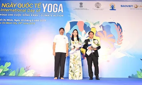 Ngày Quốc tế Yoga thu hút gần 1.000 người tham gia 