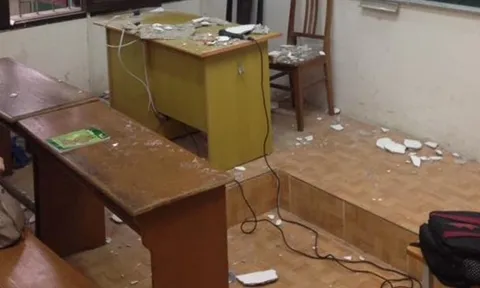 Mảng trần rơi trong giờ học khiến sinh viên sợ hãi