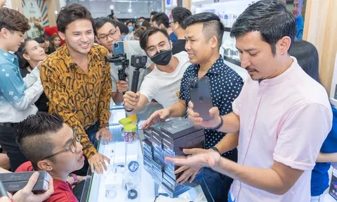 Các cửa hàng đồng loạt giao iPhone 12 chính hãng cho khách