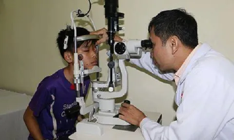 Nghịch kíp nổ, nam sinh bị nát tay, rách mắt