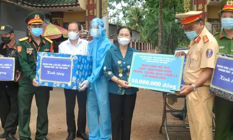 Chủ tịch HĐND TPHCM Nguyễn Thị Lệ thăm, động viên các chốt phòng, chống dịch Covid-19