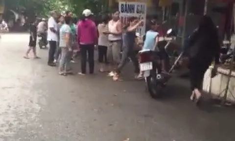 Nữ sinh cầm dao rượt đuổi bạn gần cổng trường