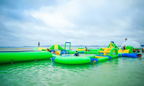 Giới trẻ hào hứng với nhà phao trên mặt nước ở Lâm Đồng