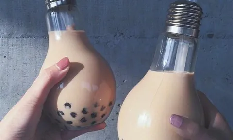 Không phải những chiếc cốc xinh đẹp, giờ uống nước trong bóng đèn mới đúng "chất"