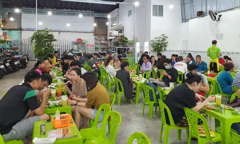 TPHCM: Nhộn nhịp ngày đầu bán tại chỗ, nhiều quán hết hàng sau vài giờ mở cửa