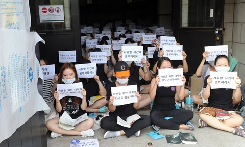 Sinh viên biểu tình 4 ngày phản đối hệ tại chức