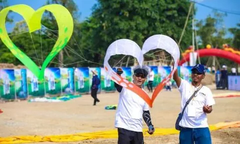 "Mãn nhãn" những cánh diều độc đáo đua tài trên bầu trời thủ đô