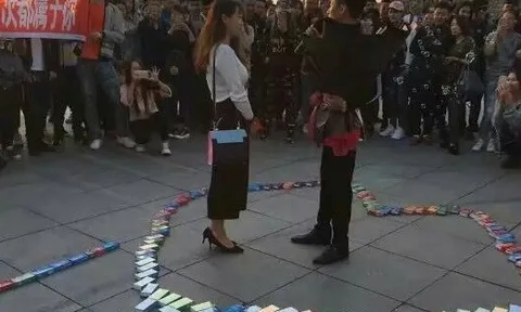 Thiếu gia đi siêu xe tỏ tình bằng 999 hộp bao cao su