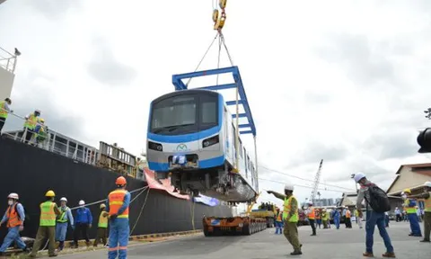 6 toa tàu tuyến metro số 1 Bến Thành - Suối Tiên về tới TPHCM