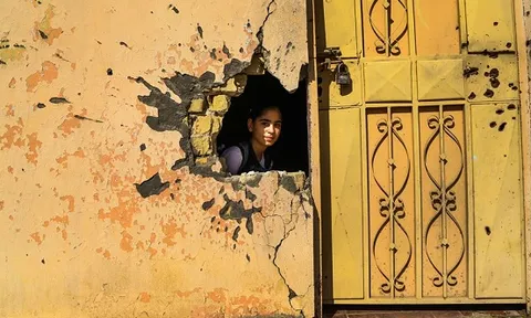 Trẻ em vùng chiến học bài giữa đống đổ nát vì bom đạn