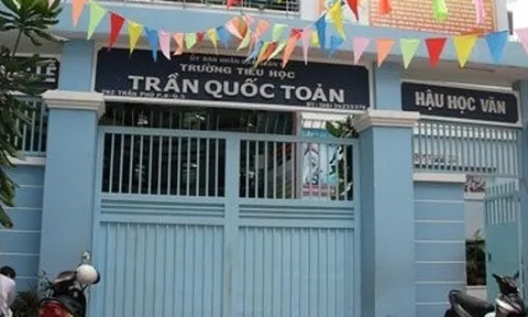 Trường tiểu học công khai dạy thêm khiến phụ huynh bức xúc